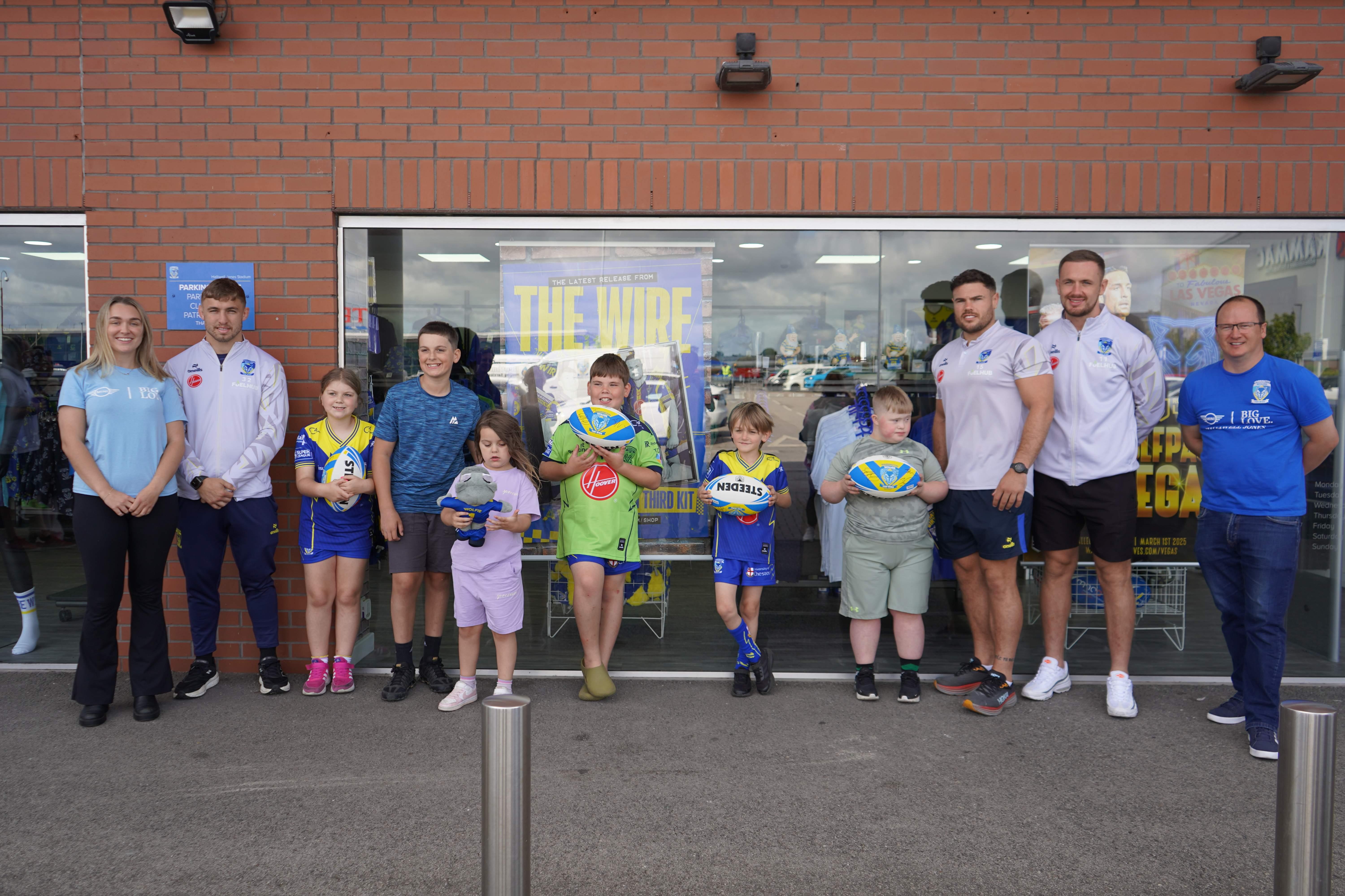 Warrington Wolves and Halliwell Jones MINI go to Gulliver's World