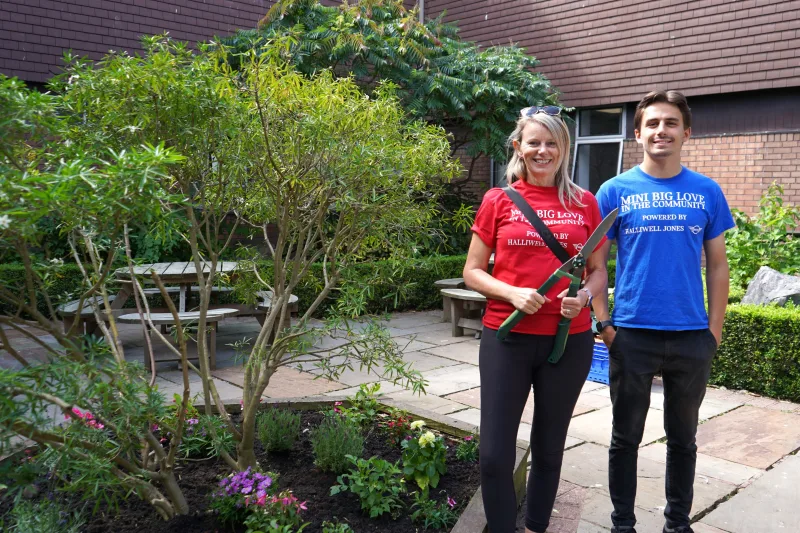 Halliwell Jones MINI Team Spruces Up Garden at Countess of Chester Hospital - Image 416874/5